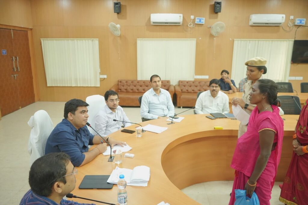कलेक्टर जनदर्शन में आमजनों ने रखीं अपनी समस्याएं, अधिकारियों को समय-सीमा में कार्रवाई के निर्देश