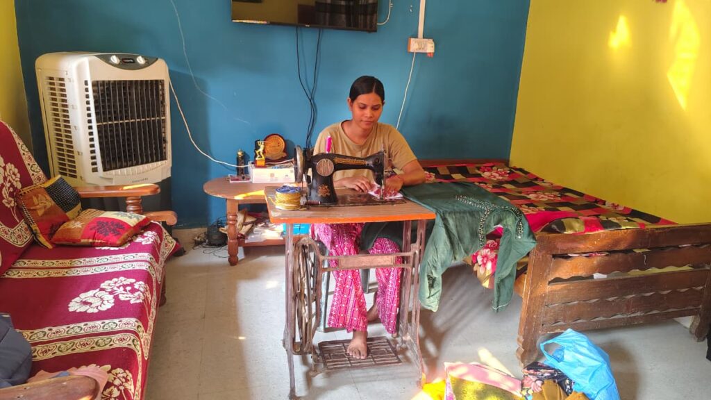 सेवा संकल्प अभियानअंत्योदय योजना से मिला संबल, आरती के घर से चल रहा सिलाई का काम