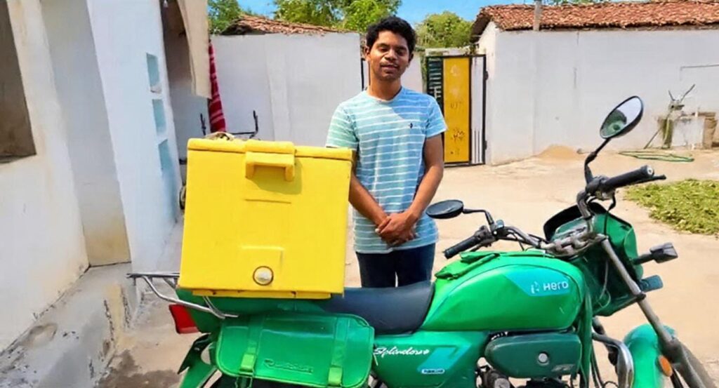 मोटरसाइकिल और आइस बॉक्स से पवन की मछली बिक्री को मिली नई रफ्तार….अब दूर के गांवों तक पहुंचा रहे मछली, अधिक समय तक सुरक्षित रखने में भी मिली मदद