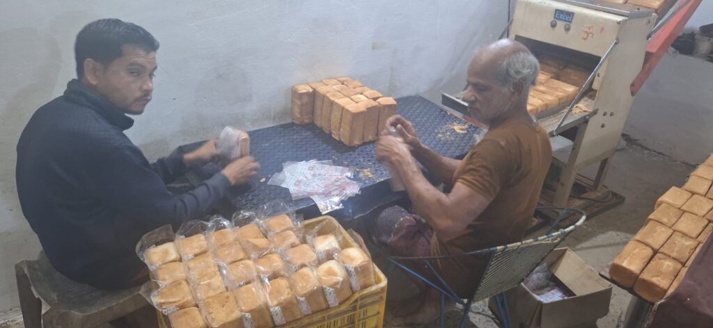 सेवा संकल्प अभियान: सरकारी नौकरी का मोह त्याग स्वरोजगार से संवारी किस्मत -पीएम रोजगार सृजन योजना से आत्मनिर्भर बने आकाश डिक्सेना