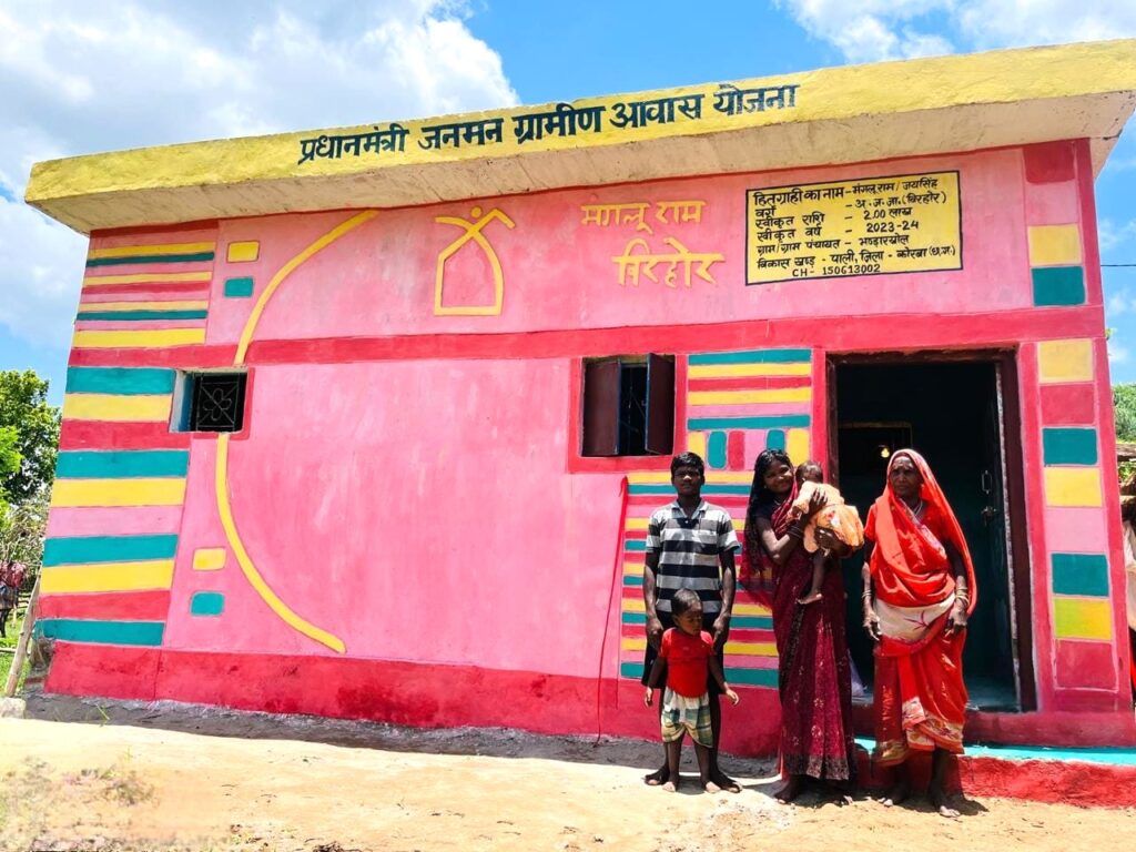 अब घास-फूस की छत सुधारने जंगल नहीं जाना पड़ता, पक्के घर में सुकून से रह रहा मंगलू बिरहोर का परिवारपीएम-जनमन के तहत मिले आवास से आंधी और बारिश में घर उजड़ने की चिंता हुई दूर