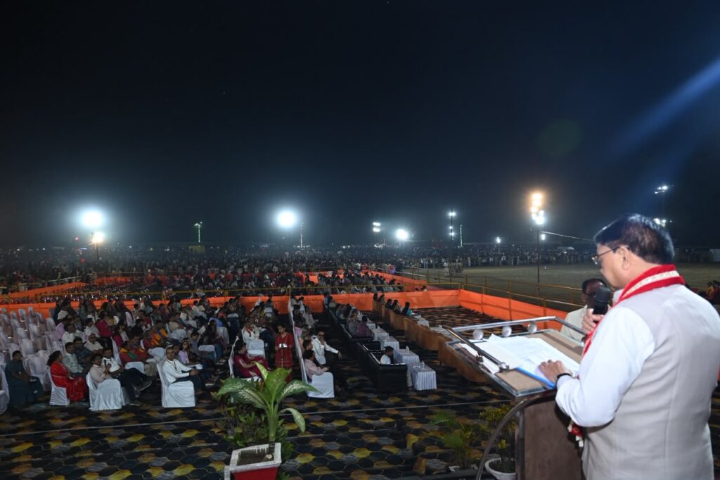 विजयादशमी पर शहर के प्रमुख दशहरा उत्सवों में शामिल हुए उद्योग मंत्री श्री लखन लाल देवांगन