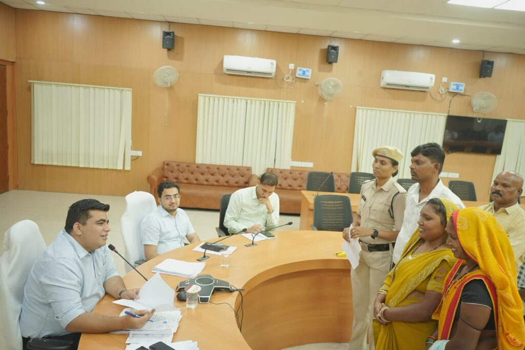 जनदर्शन में नागरिकों ने रखीं अपनी समस्याएं, कलेक्टर ने अधिकारियों को समयबद्ध निराकरण के दिए निर्देश