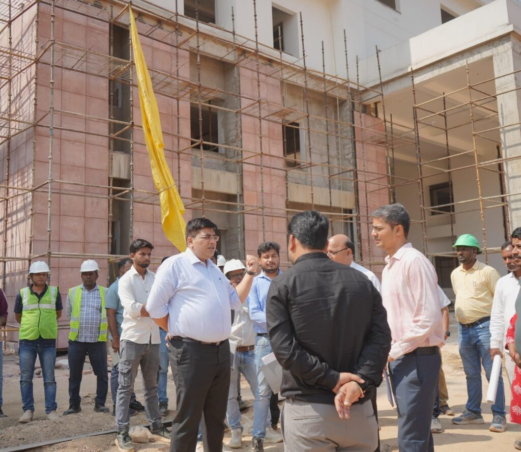 कलेक्टर श्री कुणाल दुदावत ने मेडिकल कॉलेज भवन निर्माण कार्य का किया निरीक्षण