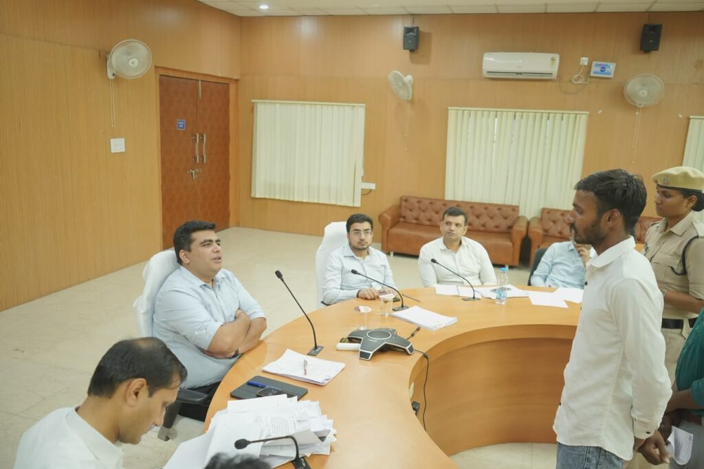 दूरस्थ अंचलों से पहुंचे नागरिकों ने रखी अपनी बात, कलेक्टर ने दिए संवेदनशीलता से निराकरण के निर्देश
