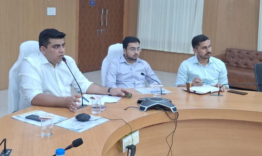 कलेक्टर की अध्यक्षता में प्रोजेक्ट मॉनिटरिंग ग्रुप की बैठक आयोजित