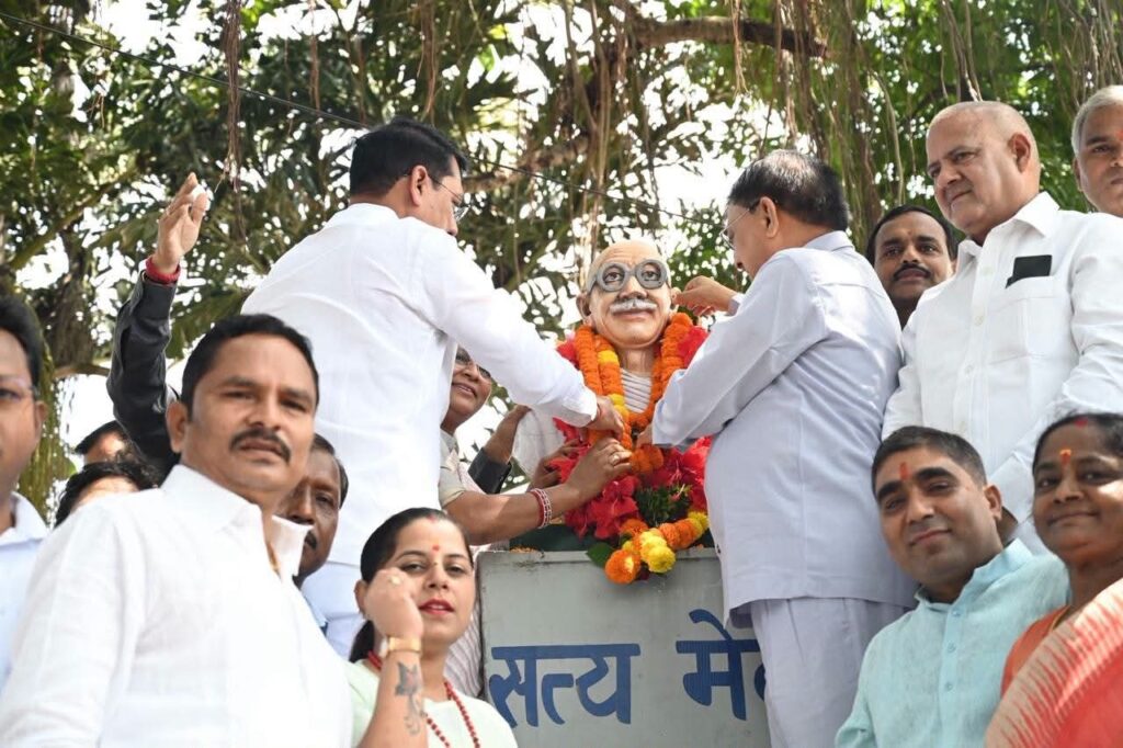 मंत्री श्री लखनलाल देवांगन ने महात्मा गांधी और लाल बहादुर शास्त्री की प्रतिमाओं पर किया माल्यार्पण