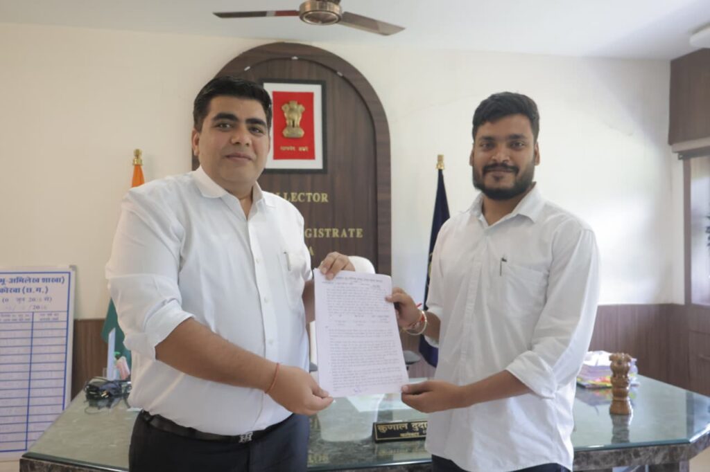 कलेक्टर श्री कुणाल दुदावत ने राहुल जायसवाल को सौंपा अनुकम्पा नियुक्ति पत्र