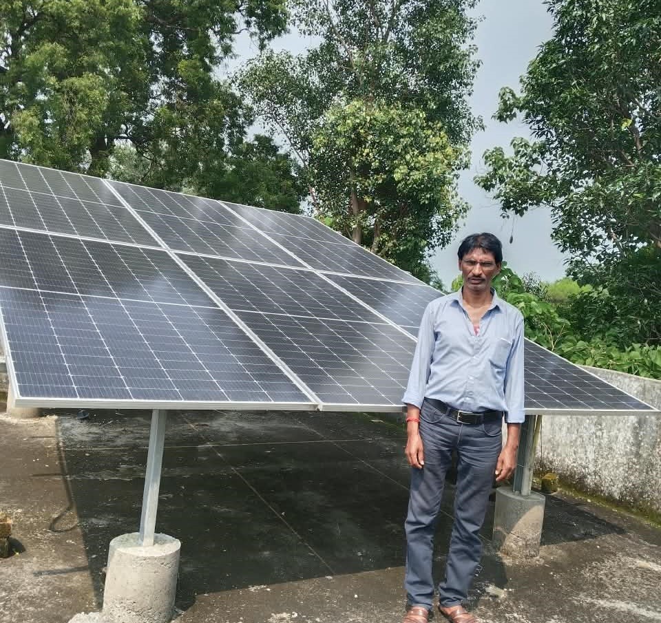 छत पर सौर संयंत्र से बिजली खर्च में राहत की राह पर दादूराम गुप्ता