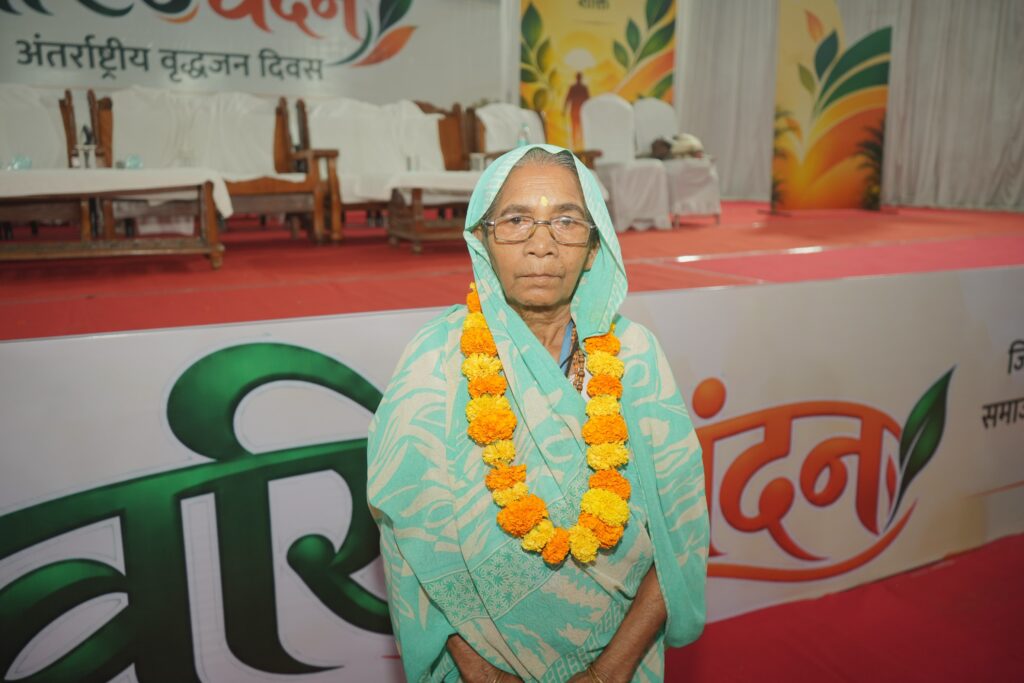 वृद्धजन सम्मान कार्यक्रम में नोनी बाई को मिला सहारे का संबल