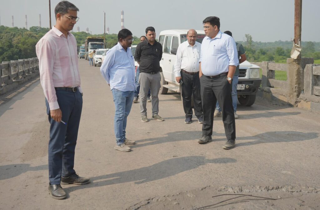 नागरिकों का आवागमन सुरक्षित और सुगम बनाने के लिए कलेक्टर ने किया सड़कों-पुलों का निरीक्षण