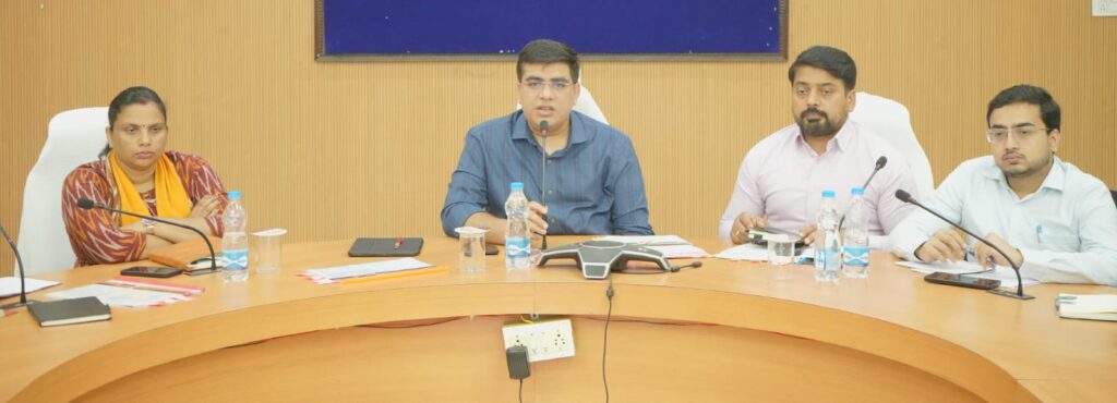 समय-सीमा की बैठक में विभागीय योजनाओं एवं निर्माण कार्यों की कलेक्टर ने की समीक्षा