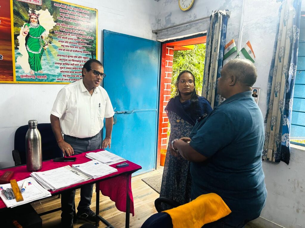 निर्वाचक नामावली पुनरीक्षण कार्य का प्रेक्षक ने किया निरीक्षण