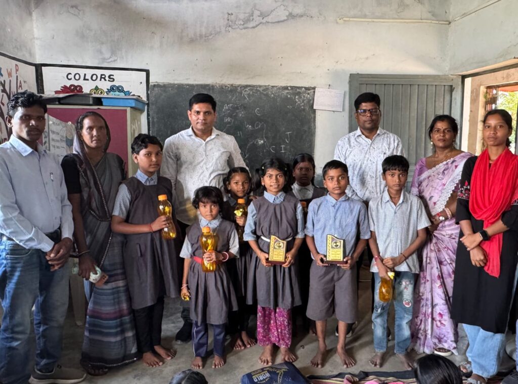 सुदूर चोरभठ्ठी स्कूल में बच्चों से सभापति का सवाल जवाब, स्थानीय भाषा के साथ अंग्रेजी शिक्षा जरूरी – नूतनसिंह